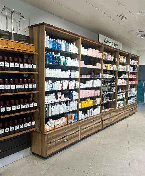 Bild: Individuell, nachhaltig und attraktiv: Die furnierten Oberflächen im Verkaufsraum der Murifeld-Apotheke in Bern beeindrucken den Betrachter. Fotos: